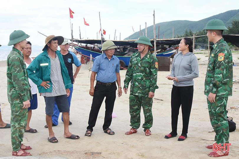 CBCS Đồn Biên phòng Kỳ Khang tuyên truyền, nhắc nhở ngư dân Kỳ Khang chủ động phòng chống thiên tai và liên hệ ngay để BĐBP hỗ trợ ứng cứu khi gặp sự cố trên biển. DSC_9009.JPG