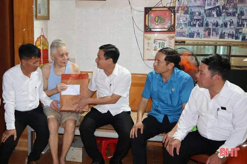 Phó Chủ tịch UBND huyện Lộc Hà Nguyễn Việt Cường tặng quà cho thương binh Nguyễn Thanh Hóa ở xã Thạch Kim. 1 (4).jpg