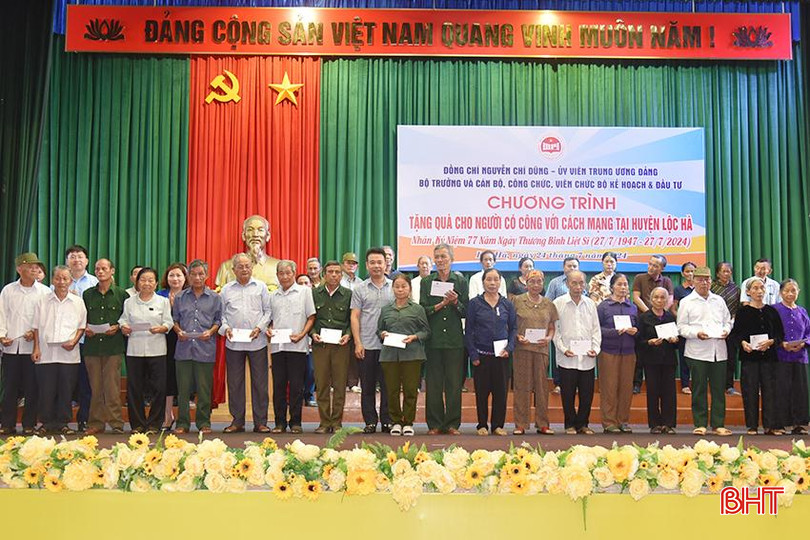 Lộc Hà đã trao tặng 7.532 suất quà với tổng trị giá gần 1.847 triệu đồng đến các đối tượng chính sách, gia đình người có công trên địa bàn. DSC_8695.JPG