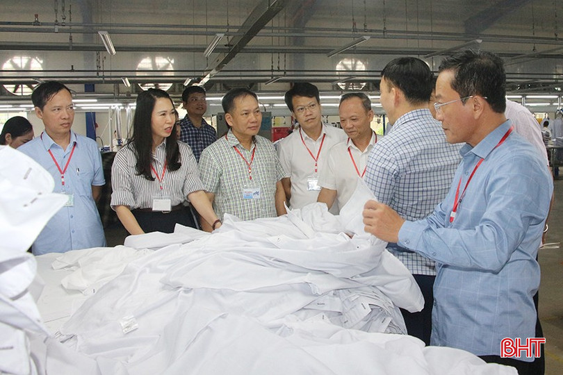 Đoàn giám sát chuyên đề đã khảo sát hoạt động sản xuất kinh doanh tại Công ty Cổ phần - Xí nghiệp may 10 Hà Tĩnh. khảo sát may 10.jpg