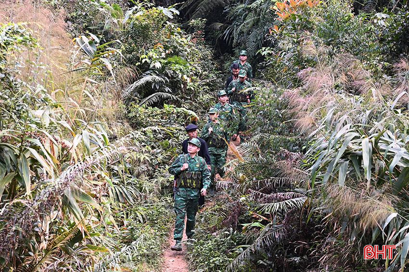 Đồng bào dân tộc Chứt ở Bản Giàng 2 (Hương Vĩnh) tham gia tuần tra, bảo vệ biên giới cùng CBCS Đồn Biên phòng Bản Giàng. ảnh 11.JPG