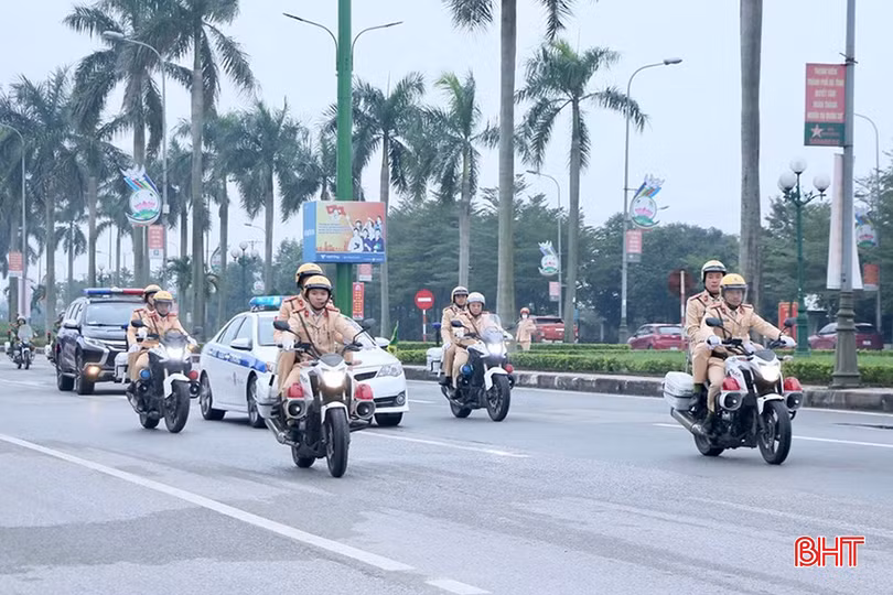 Công an tỉnh Hà Tĩnh diễu hành biểu dương lực lượng.