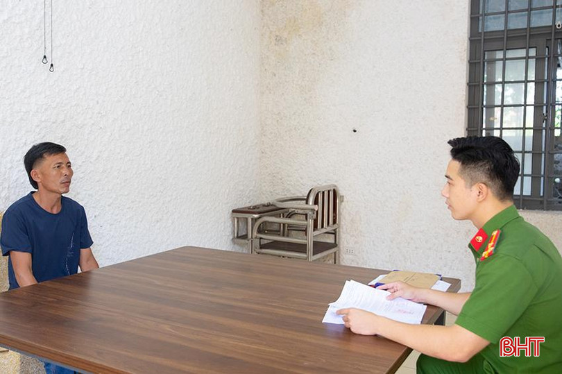 Cơ quan điều tra lấy lời khai Phan Anh Tuấn. Phan Anh Tuấn làm việc với cơ quan CSĐT Công an huyện Hương Sơn, khai nhận đầy đủ hành vi phạm tội hủy hoại rừng.jpg