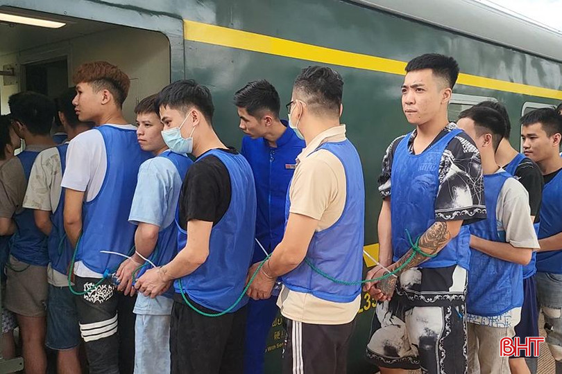 Di lý nhóm nghi phạm lên tàu về Viêng Chăn. Di lý nghi phạm lên tàu điện từ ga Bon Ten về thủ đô Viêng Chăn, Ban chuyên án phải làm việc thuê riêng 2 toa cuối của đoàn tàu.jpg