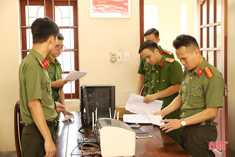 Quá trình khám xét khẩn cấp chỗ ở của các đối tượng, lực lượng công an thu giữ 590 tờ phôi tự chế với các nội dung “Giấy mua bán xe” và “Phiếu xuất kho”. Cơ quan điều tra thu giữ tài liệu liên quan đến vụ án.JPG