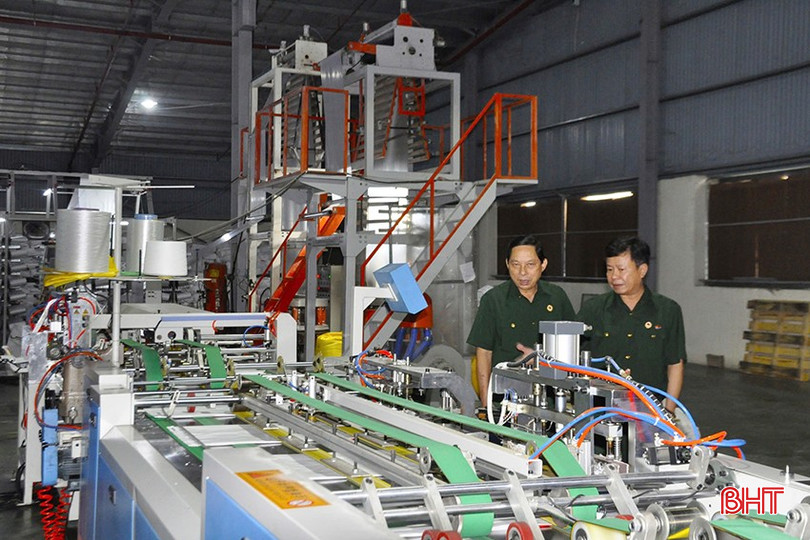 Ông Nguyễn Xuân Hải - Giám đốc Công ty cổ phần Sao Mai (bên phải) kiểm tra hệ số kỹ thuật tại xưởng. z5908441378088-049e73740076a15d03a818fce277acea-6200.jpg