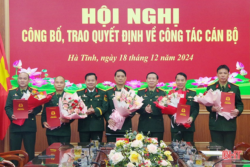 Đại tá Võ Quang Thiện - Phó Bí thư Đảng ủy, Chính ủy Bộ CHQS tỉnh và Đại tá Nguyễn Xuân Thắng - Chỉ huy trưởng Bộ CHQS tỉnh trao quyết định cho các đồng chí. bqbht_br_a2.jpg