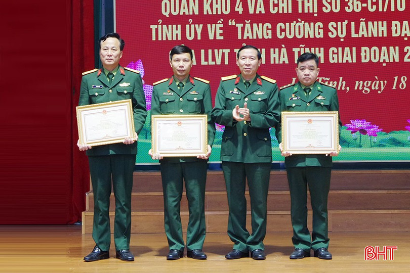 Đại tá Võ Quang Thiện - Chính ủy Bộ CHQS tỉnh trao bằng khen UBND tỉnh cho 3 cá nhân. bqbht_br_11.jpg