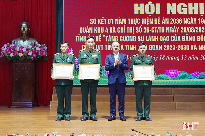 Đồng chí Nguyễn Hồng Lĩnh - Phó Chủ tịch Thường trực UBND tỉnh, Trưởng ban Chỉ đạo Đề án 2036 tỉnh trao bằng khen của UBND tỉnh cho 3 tập thể. bqbht_br_10-4118.jpg