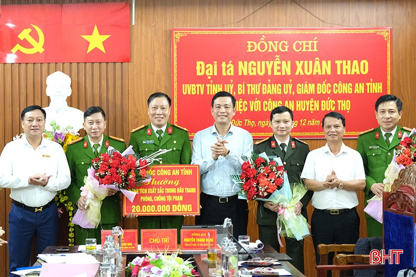 Lãnh đạo huyện Đức Thọ tặng hoa chúc mừng lực lượng Công an huyện. bqbht_br_dscf1039.jpg