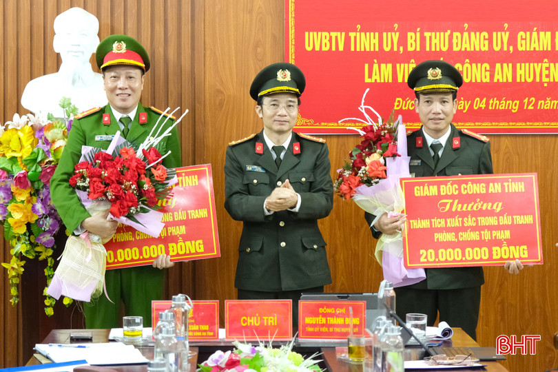 Đại tá Nguyễn Xuân Thao - Giám đốc Công an tỉnh trao thưởng cho Công an huyện Đức Thọ và Phòng An ninh mạng và phòng chống tội phạm sử dụng công nghệ cao. bqbht_br_dscf1033.jpg