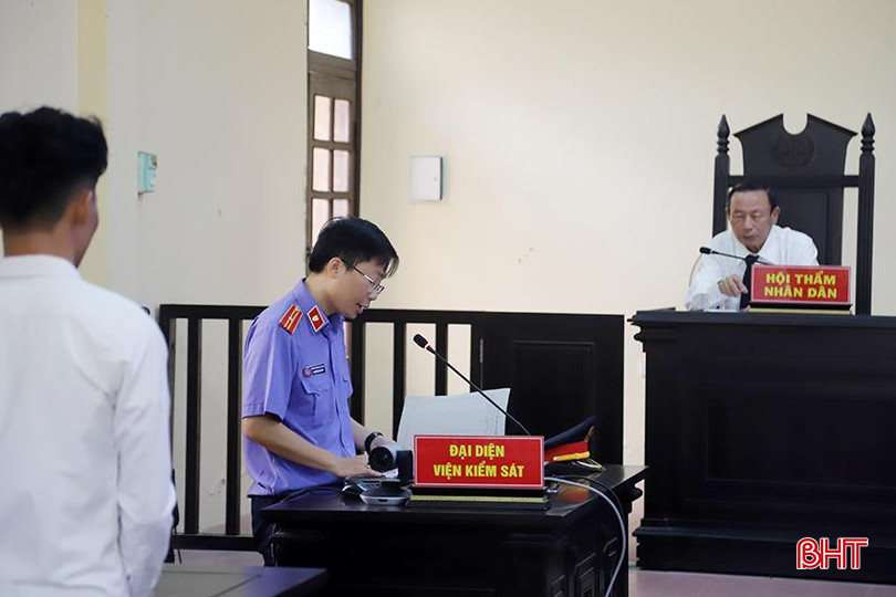 Kiểm sát viên Nguyễn Anh Quý công bố bản cáo trạng. IMG_7754.JPG