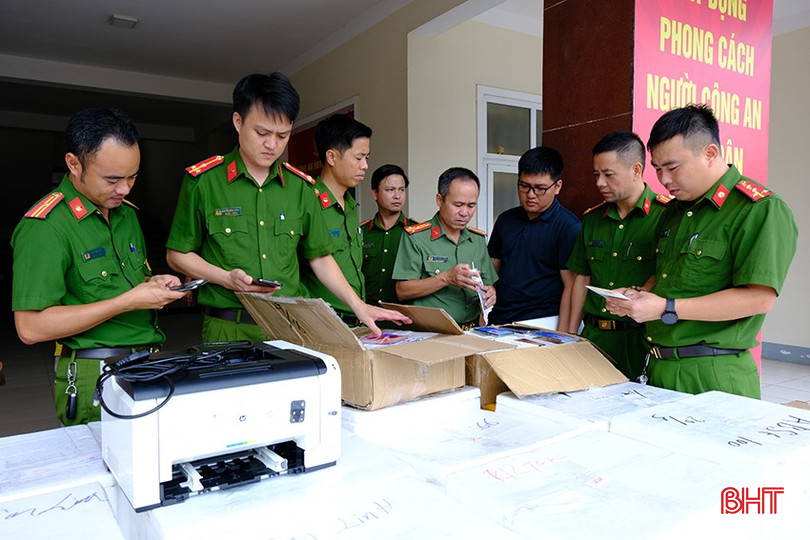 Công an huyện Thạch Hà tịch thu tang vật vụ án. kiem tra.JPG