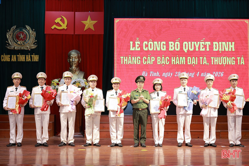 bqbht_br_anh-4-dong-chi-giam-doc-cong-an-tinh-trao-quyet-dinh-thang-cap-bac-ham-tu-thuong-ta-len-dai-ta-cho-18-dong-chi-la-truong-cac-phong-nghiep-vu-cong-an-tinh.jpg