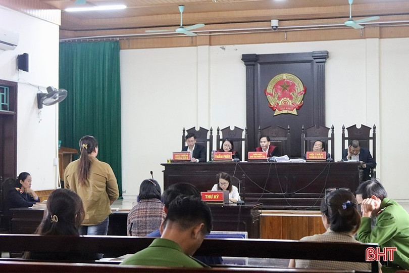 Không khí trang nghiêm pha lẫn sự căng thẳng bao trùm phòng xử án. img-1026-copy.jpg