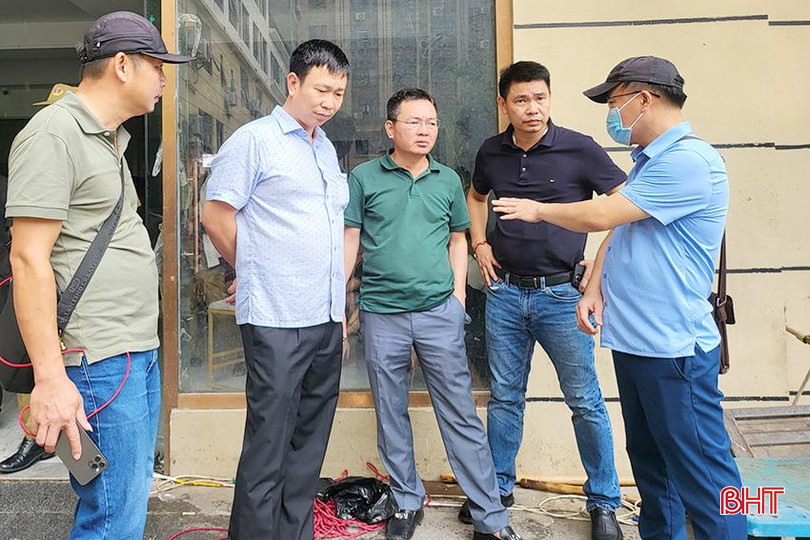 Đại tá Phạm Thanh Phương - Phó Giám đốc Công an tỉnh (giữa) trực tiếp chỉ đạo quá trình bắt giữ tại sào huyệt Đặc khu Kinh tế Tam giác vàng. 6a.jpg