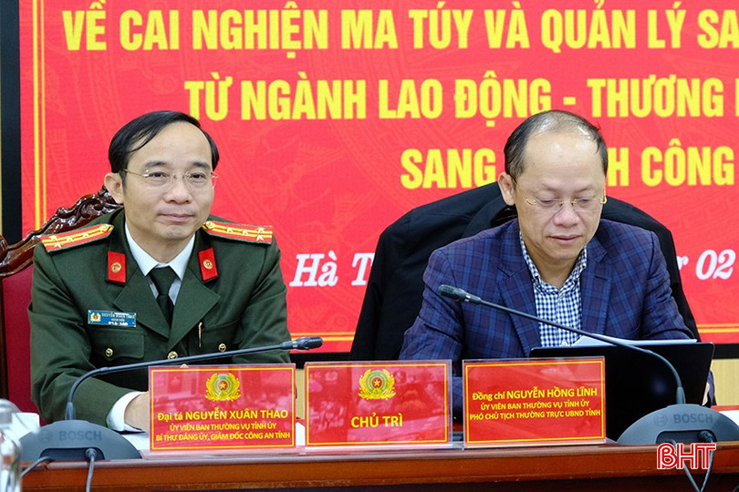 Đồng chí Nguyễn Hồng Lĩnh - Phó Chủ tịch Thường trực UBND tỉnh; Đại tá Nguyễn Xuân Thao - Giám đốc Công an tỉnh chủ trì điểm cầu Hà Tĩnh. bqbht_br_diem-cau-cong-an-tinh-ha-tinh-tham-du-co-dong-chi-nguyen-hong-linh-pho-chu-tich-uy-ban-nhan-dan-tinh-dai-ta-nguyen-xuan-thao-giam-doc-cong-an-tinh-1516.jpg