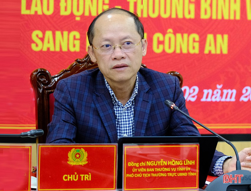 Phó Chủ tịch Thường trực UBND tỉnh Nguyễn Hồng Lĩnh phát biểu chỉ đạo điểm cầu Hà Tĩnh. bqbht_br_dong-chi-nguyen-hong-linh-da-phat-bieu-chi-dao-yeu-cau-cong-an-tinh-so-y-te-so-lao-dong-thuong-binh-va-xa-hoi-khan-truong-trien-khai-viec-chuyen-giao-theo-chi-dao-cua-chinh-phu.jpg