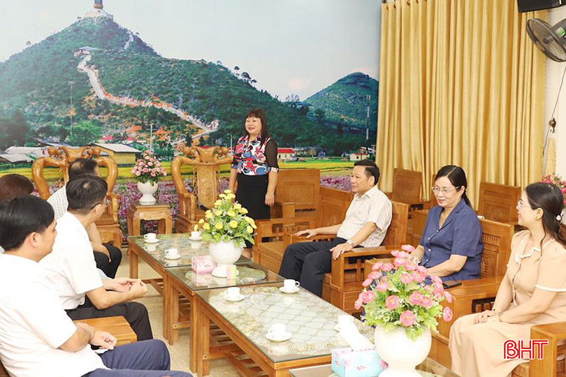 Đồng chí Dương Ánh Phượng - Phó Chủ tịch Ủy ban Mặt trận Tổ quốc tỉnh Hà Giang thông tin nhanh về những thiệt hại do thiên tai, gửi lời cảm ơn sâu sắc và cam kết sử dụng hiệu quả nguồn hỗ trợ. z5648030745021_ac46b90770f63cb886474c254417f04e.jpg
