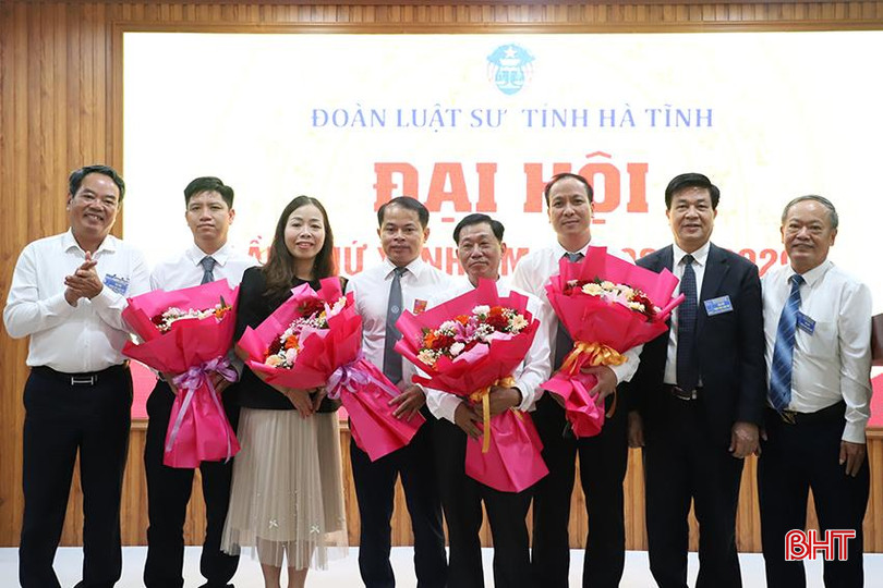 Lãnh đạo Cục Bổ trợ tư pháp - Bộ Tư pháp, Liên đoàn Luật sư Việt Nam và lãnh đạo tỉnh tặng hoa chúc mừng Ban Chủ nhiệm Đoàn Luật sư Hà Tĩnh nhiệm kỳ 2024 - 2029. 76.jpeg