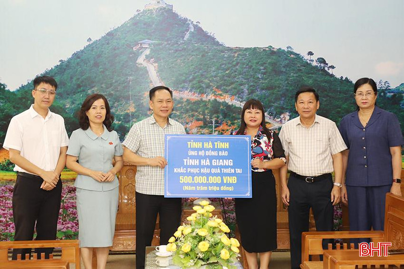 Đồng chí Phó Trưởng đoàn chuyên trách Đoàn ĐBQH tỉnh Trần Đình Gia trao ủng hộ 500 triệu đồng của Hà Tĩnh hỗ trợ tỉnh Hà Giang khắc phục hậu quả thiên tai. z5648030750002_6274f923f5a1f1637fbb2113dec6a518.jpg