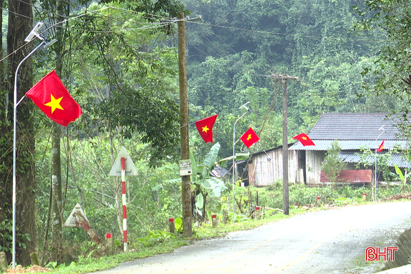 Cờ Tổ quốc tung bay chào đón xuân sang. bqbht_br_anh-6.png