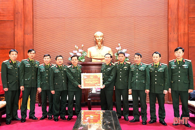 Thiếu tướng Lê Hồng Nhân - Phó Tư lệnh, Tham mưu trưởng Quân khu kiểm tra, chúc tết Bộ CHQS tỉnh. bqbht_br_25.jpg