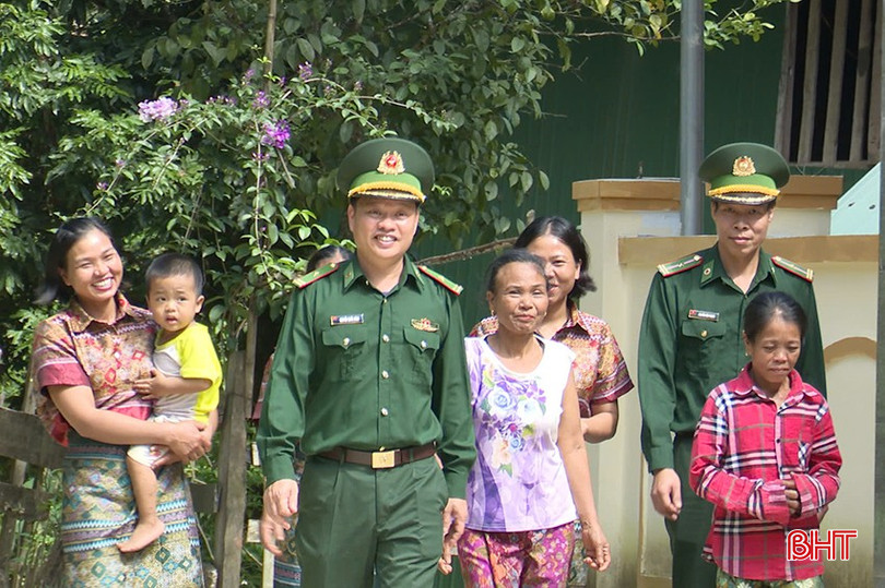 Bà con dân bản cùng BĐBP hồ hởi đón xuân sang. bqbht_br_z6235284188580-401dcd9076bd9512148dce5dfccd3045.jpg