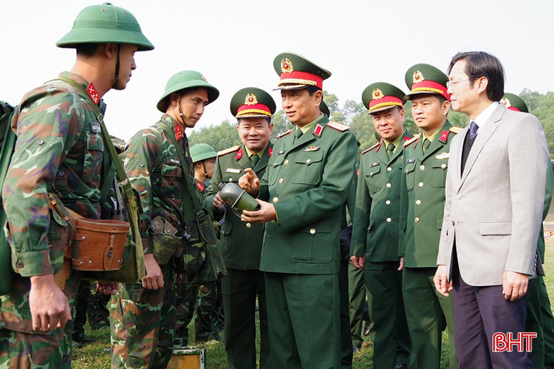 Trung tướng Hà Thọ Bình - Tư lệnh Quân khu 4 kiểm tra công tác SSCĐ tại Trung đoàn 841, Bộ CHQS Hà Tĩnh. bqbht_br_6.jpg