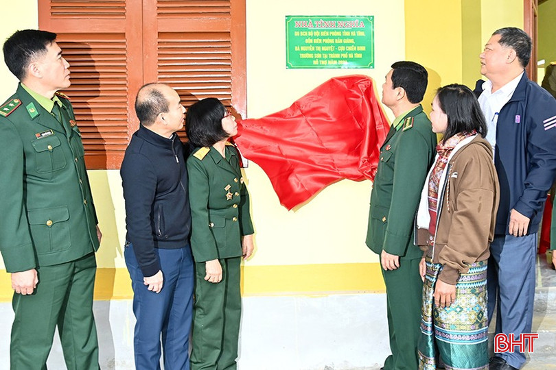 Bộ đội Biên phòng và nhà hảo tâm hỗ trợ xây dựng căn nhà kiên cố cho chị Hồ Thị Hường. bqbht_br_anh-8.jpg