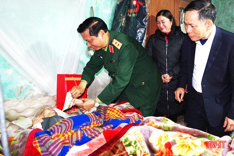 Trung tướng Hà Thọ Bình - Tư lệnh Quân khu 4 và Phó Trưởng đoàn chuyên trách Đoàn ĐBQH Hà Tĩnh Trần Đình Gia đến thăm, chúc Tết ông Lê Khánh Lâm. bqbht_br_18.jpg