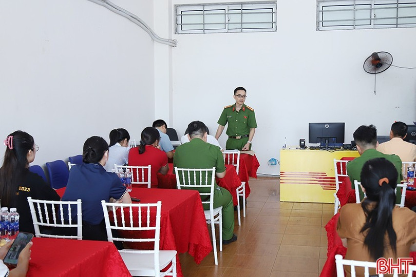 Đại diện Phòng Cảnh sát QLHC về TTXH (Công an tỉnh) giới thiệu về những tiện ích của phần mềm ASM. image-4.jpg