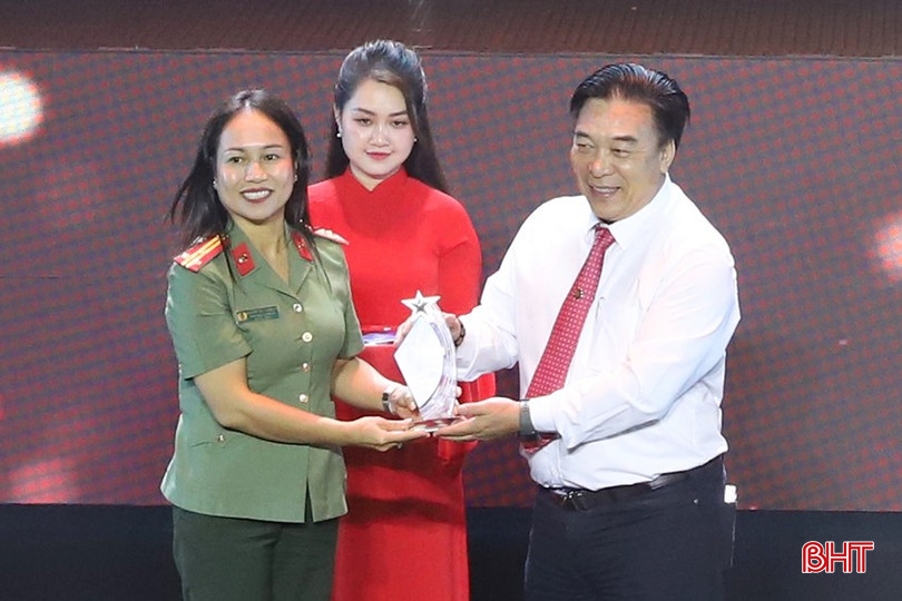 ...và chương trình ca nhạc “Vọng mãi tên anh” lanh-dao-tinh-khanh-hoa-trao-giai-bac-3593-1161.jpg