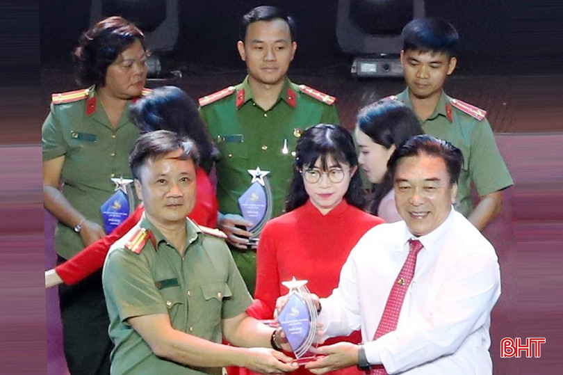 Công an Hà Tĩnh đạt 2 giải bạc với các tác phẩm truyền hình: phóng sự điều tra “Cuộc đột kích Tam giác vàng”.. lanh-dao-tinh-khanh-hoa-trao-giai-bac-2-830-8327.jpg
