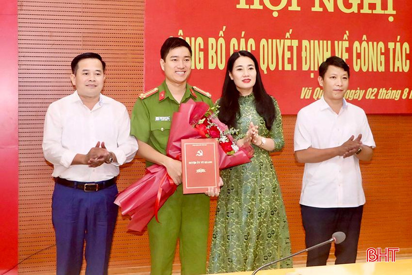 Đại tá Nguyễn Xuân Thắng - Chỉ huy trưởng Bộ CHQS tỉnh; Phó Trưởng ban Thường trực Ban Tổ chức Tỉnh ủy Nguyễn Như Dũng và lãnh đạo huyện Vũ Quang trao quyết định của Ban Thường vụ Tỉnh ủy về việc chỉ định đồng chí Trần Quang Đạt - Trưởng Công an huyện tham gia Ban Chấp hành, Ban Thường vụ Huyện ủy Vũ Quang nhiệm kỳ 2020 - 2025. IMG_0458.jpg