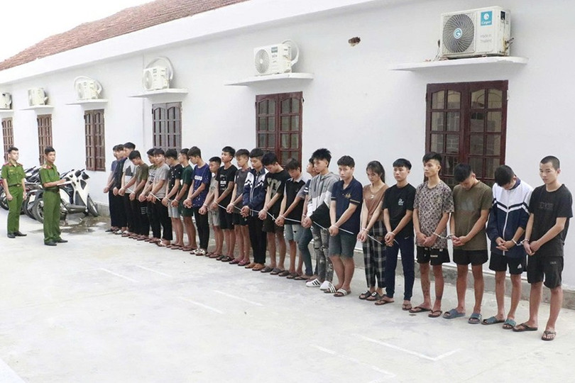 Phòng Cảnh sát Hình sự Công an tỉnh Nghệ An vừa bắt giữ 24 trường hợp từ Hà Tĩnh mang theo hung khí đến tỉnh Nghệ An lạng lách, đánh võng trên đường gây mất an ninh trật tự. image-6.jpg