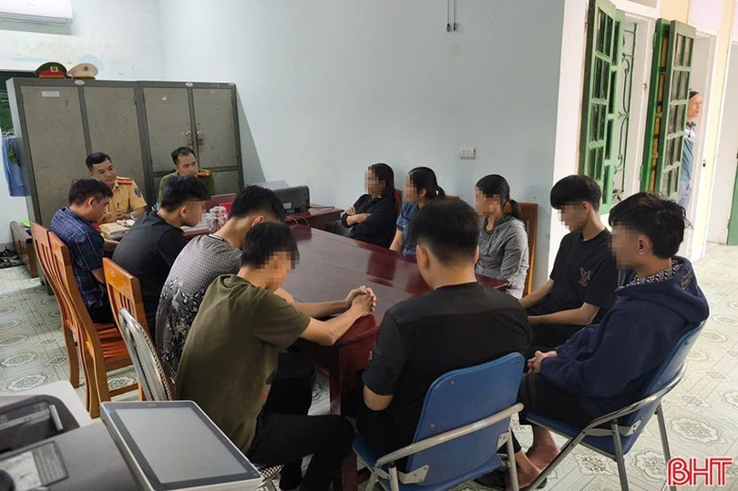 Trước đó, Công an xã Hương Bình phối hợp với Phòng CSGT Công an tỉnh Hà Tĩnh triệu tập 6 thanh thiếu niên có hành vi phóng nhanh, lạng lách đánh võng gây mất an ninh trật tự, an toàn giao thông. image-8.jpg