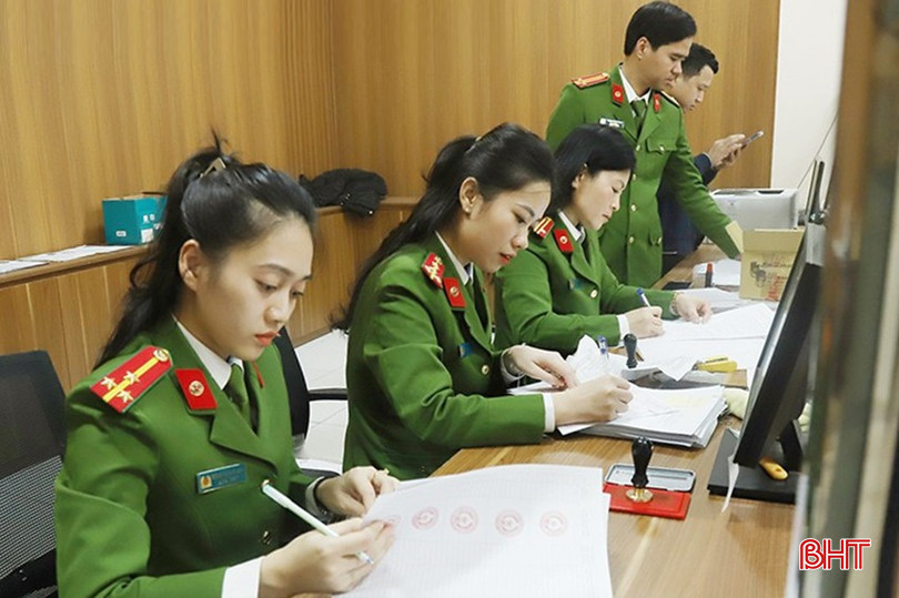 Thời gian qua, Công an Hà Tĩnh quyết liệt triển khai công tác liên quan tới việc thu hồi con dấu cũ, cấp con dấu mới sau sắp xếp, tinh gọn, tổ chức bộ máy. bqbht_br_2-1.jpg
