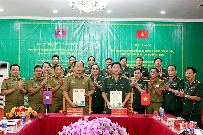 Bộ Chỉ huy BĐBP tỉnh Hà Tĩnh và Công an tỉnh Khăm Muồn ký kết biên bản hội đàm. 8.JPG