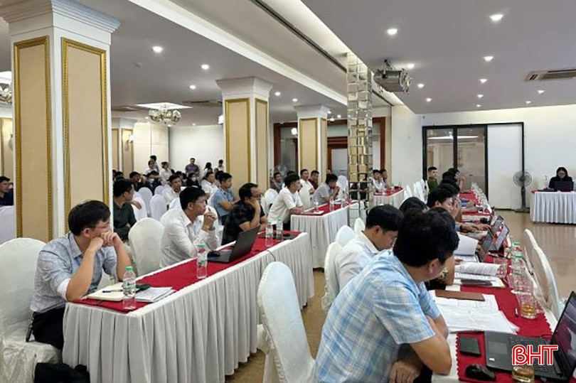 Việc xem xét hồ sơ năng lực của các doanh nghiệp tham gia đấu giá quyền khai thác 4 mỏ khoáng sản trên thuộc Tổ xét chọn cấp tỉnh. 111-7318-365.jpg