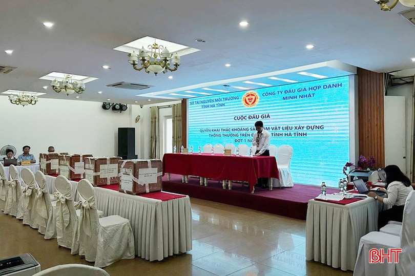 Quang cảnh cuộc đấu giá quyền khai thác 4 mỏ khoáng sản làm vật liệu xây dựng thông thường đợt 1/2024. 1112-5353-2111.jpg