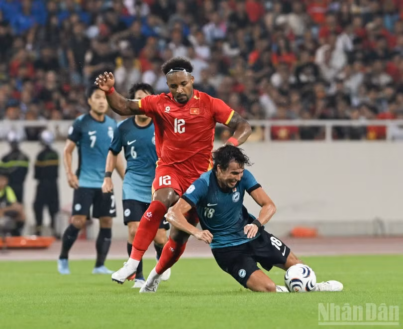 Xuân Son không thể xuyên thủng hàng phòng ngự của Singapore. (Ảnh: TRẦN HẢI)