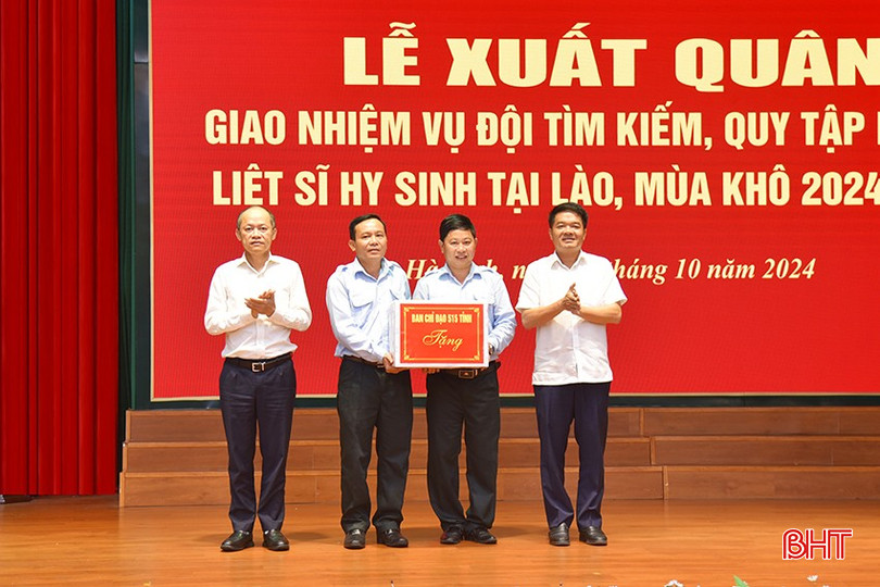 Lãnh đạo tỉnh tặng quà động viên Đội Quy tập hài cốt liệt sĩ trước lúc lên đường. dsc-1311-1783-2970.jpg