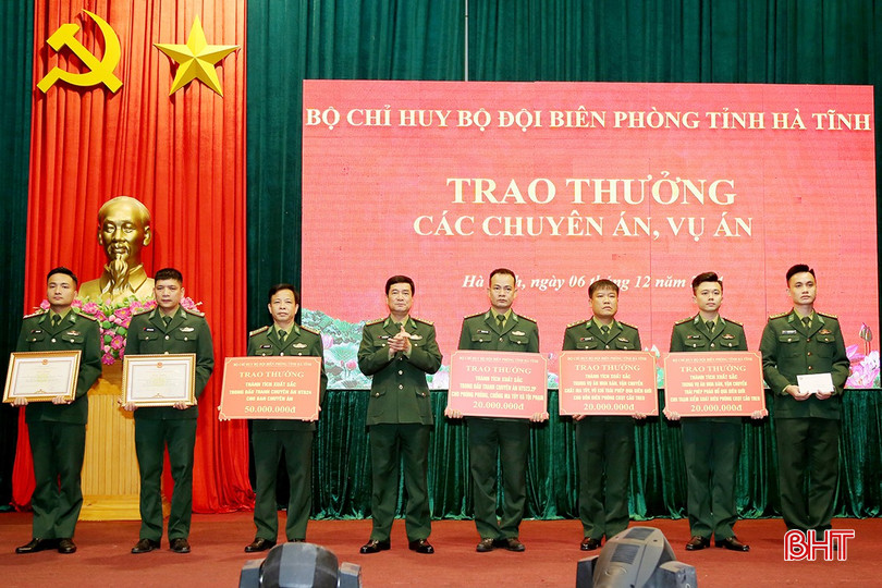 Đại tá Bùi Hồng Thanh – Chỉ huy trưởng BĐBP Hà Tĩnh trao thưởng cho tập thể, cá nhân có thành tích trong đấu tranh phòng chống các loại tội phạm. bqbht_br_7.jpg