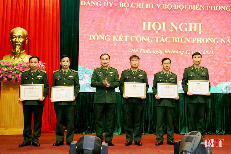 Đại tá Nguyễn Thái Bình – Chính ủy BĐBP Hà Tĩnh trao tặng danh hiệu “Đơn vị quyết thắng” năm 2024 của Bộ Tư Lệnh BĐBP cho 5 tập thể. bqbht_br_6.jpg