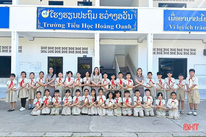 Cô Hoàng Thị Mai còn tham gia hỗ trợ dạy tiếng Việt cho con em người Việt tại Lào ở Trường Tiểu học Hoàng Oanh. bqbht_br_z6356028670600-cc987c89a678da07326d5a080047c55b.jpg