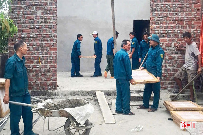 Dân quân xã Việt Tiến (Thạch Hà) hỗ trợ xây dựng “Ngôi nhà 10 nghìn đồng” cho dân quân có hoàn cảnh khó khăn về nhà ở. bqbht_br_anh-6.jpg