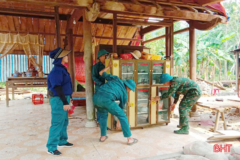 Cán bộ, chiến sĩ ở Ban CHQS huyện Hương Khê và dân quân xã Phú Gia di dời đồ gia dụng để giúp bà Phạm Thị Hường xây nhà mới. bqbht_br_anh-3.jpg