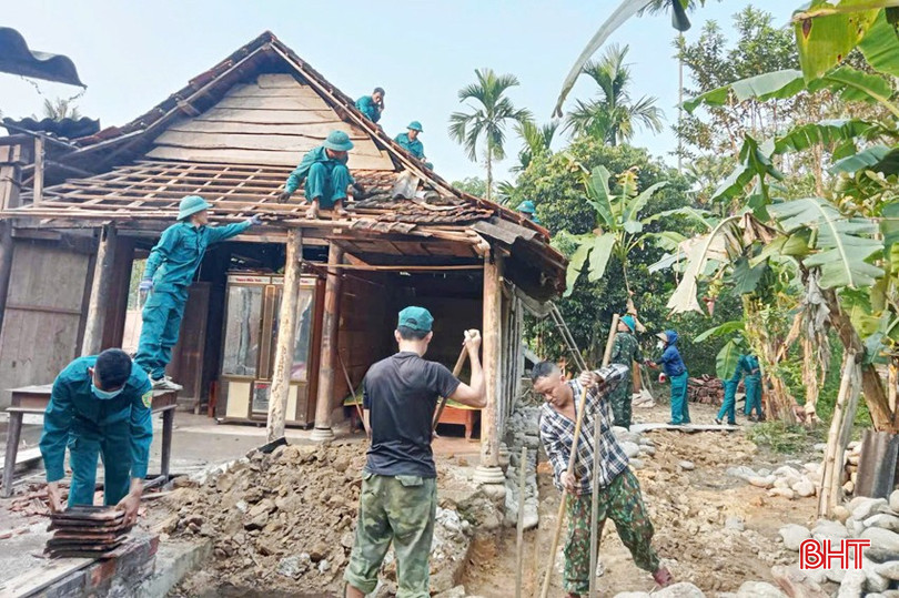 LLVT Hương Khê giúp gia đình vợ liệt sĩ Phạm Thị Hường xây dựng nhà ở. bqbht_br_anh-2.jpg