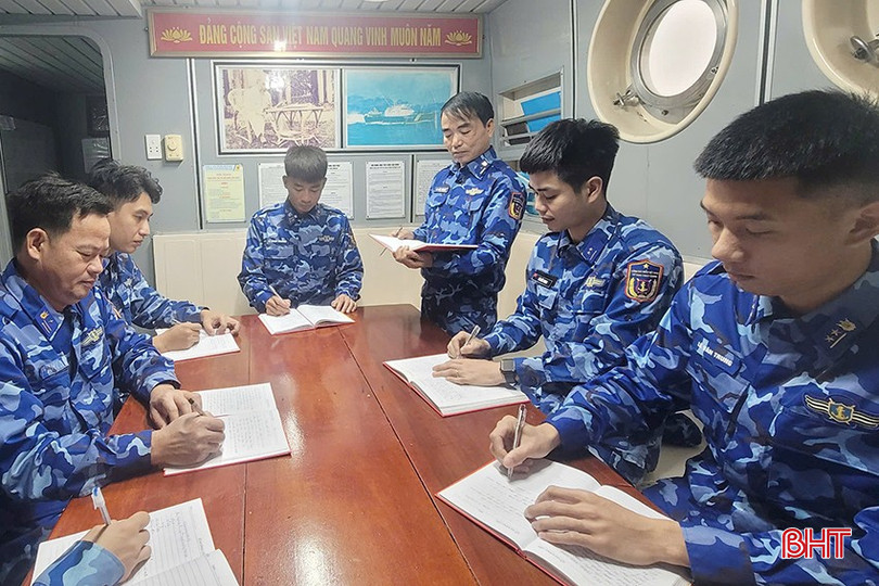 Cuộc sinh hoạt chi bộ lần cuối với đồng chí, đồng đội trên tàu của Thiếu tá Vũ Khắc Trọng trước khi nghỉ chờ hưu theo chế độ. bqbht_br_3.jpg